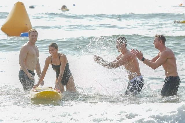 Biển Đà Nẵng thu hút đông đảo du khách nước ngoài.