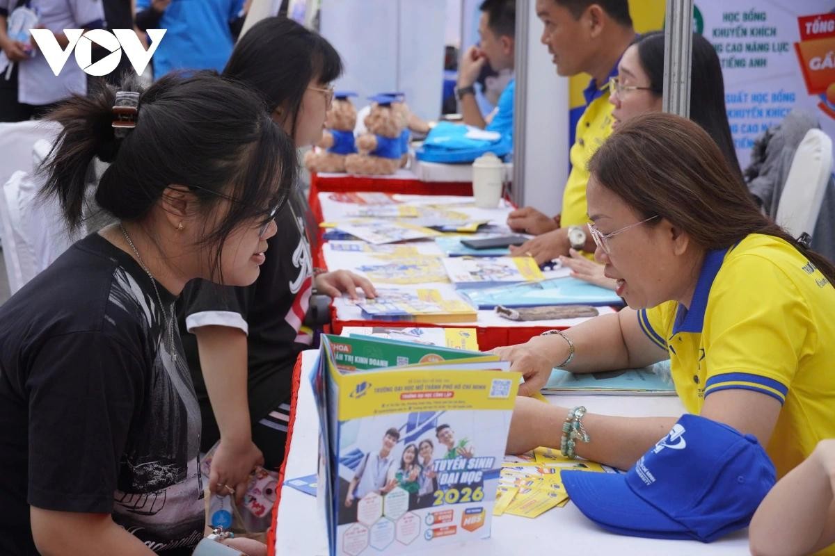 Thí sinh nghe tư vấn tuyển sinh trường Đại học Mở TP.HCM.