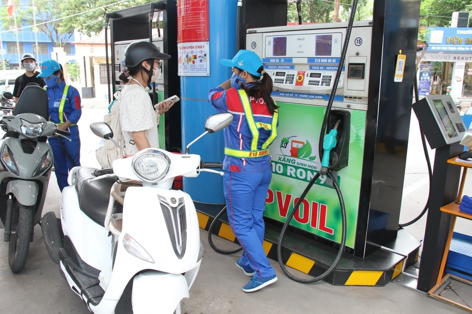 Người dùng dần thích nghi sau thí điểm xăng sinh học E10.