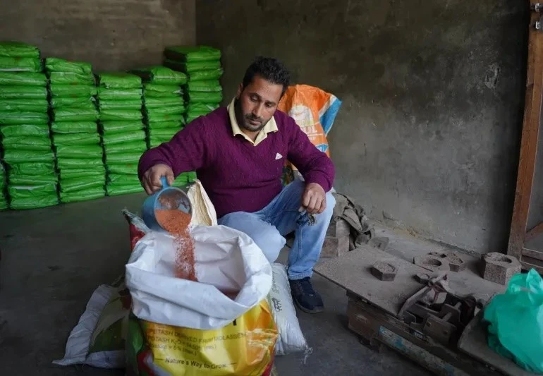 Đổ phân bón vào bao tại cơ sở lưu trữ ở Srinagar, khu vực Kashmir do Ấn Độ kiểm soát.