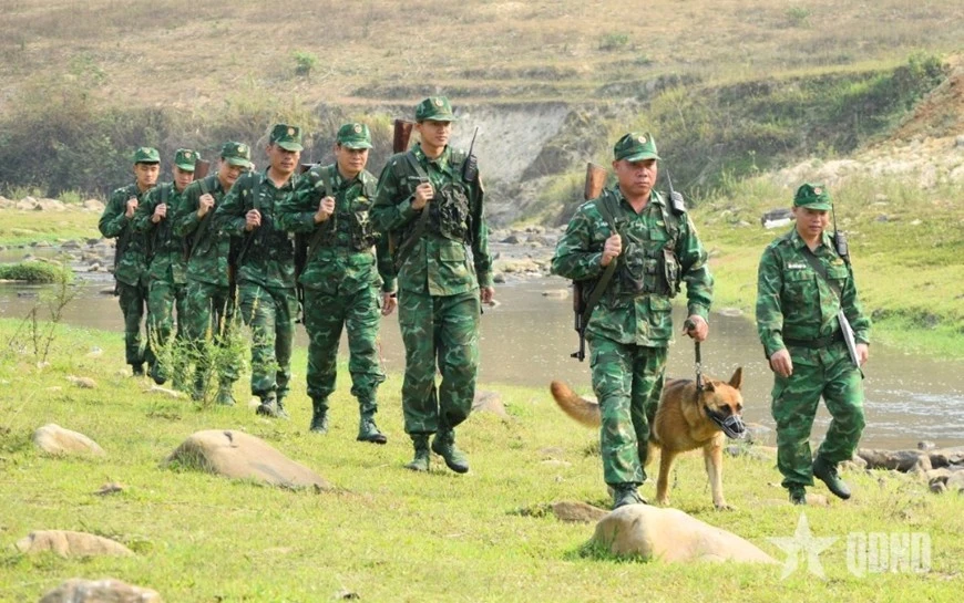 Cán bộ, chiến sĩ Đồn Biên phòng Mường Lạn (Ban chỉ huy Bộ đội Biên phòng tỉnh Sơn La) tuần tra, bảo vệ biên giới.