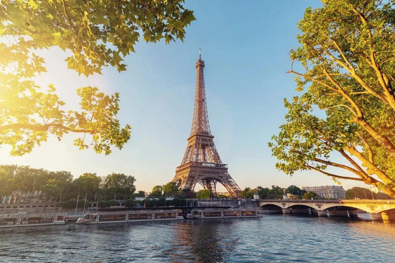 Paris là nơi mà sự lãng mạn và lịch sử song hành cùng nhau. Các quán cà phê nằm dọc những con phố lát đá cuội, những chàng trai cô gái thanh lịch dạo bước dọc sông Seine vào mọi giờ giấc, và dường như mỗi khu phố đều có một địa danh mang tính biểu tượng riêng, có thể là tháp Eiffel, nhà thờ Đức Bà Notre Dame hay nhà thờ Sacré-Coeur.
