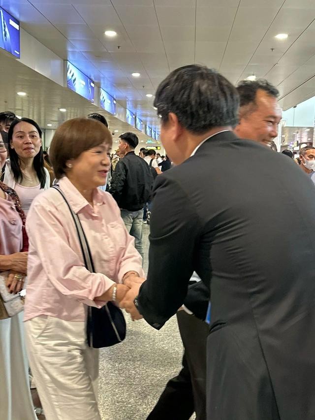 Du khách vỡ òa ngày trở về tại sân bay Nội Bài chiều 4/3.