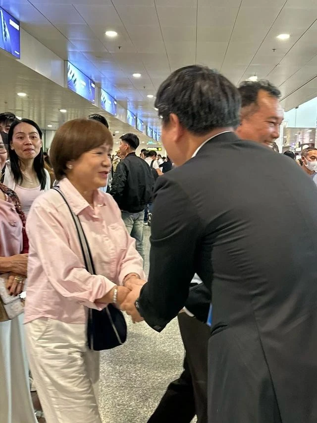 Du khách vỡ òa ngày trở về tại sân bay Nội Bài chiều 4/3.