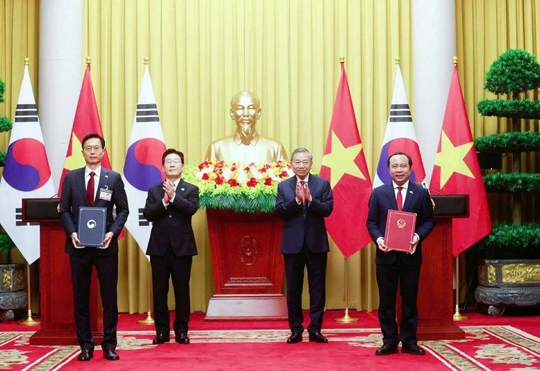 Tổng Bí thư, Chủ tịch nước Tô Lâm và Tổng thống Lee Jae Myung chứng kiến việc trao Bản ghi nhớ về tăng cường hợp tác trong lĩnh vực sở hữu trí tuệ giữa Bộ trưởng Bộ KH&amp;CN Việt Nam Vũ Hải Quân và Bộ trưởng Bộ Sở hữu trí tuệ Hàn Quốc Kim Yong Sun.