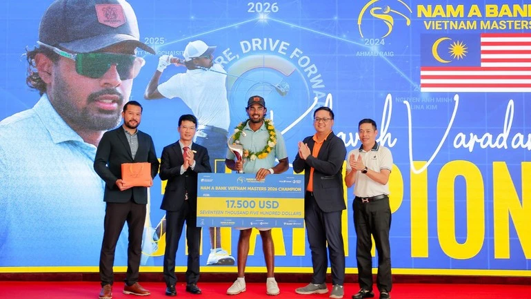 Khavish Varadan nhận chiếc cúp vô địch cùng giải thưởng.