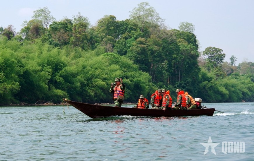 Cán bộ, chiến sĩ Đồn Biên phòng Ia Chía (Ban chỉ huy Bộ đội Biên phòng tỉnh Gia Lai) tuần tra trên sông Pô Cô.