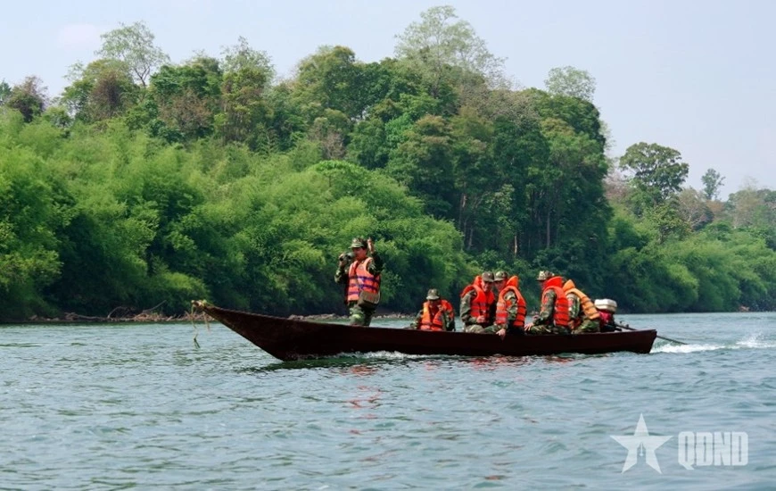 Cán bộ, chiến sĩ Đồn Biên phòng Ia Chía (Ban chỉ huy Bộ đội Biên phòng tỉnh Gia Lai) tuần tra trên sông Pô Cô.