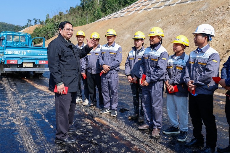 Thủ tướng động viên công nhân thi công tại Km43 dự án Đồng Đăng - Trà Lĩnh.