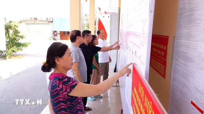 Cử tri phường Nông Tiến (Tuyên Quang) nghiên cứu tóm tắt tiểu sử các ứng cử viên đại biểu Quốc hội khóa XVI và đại biểu HĐND các cấp nhiệm kỳ 2026-2031.