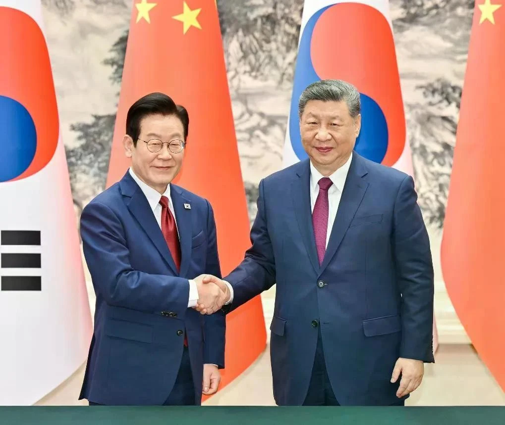 Chủ tịch Trung Quốc Tập Cận Bình (bên phải) đón tiếp Tổng thống Hàn Quốc Lee Jae Myung tại Đại lễ đường Nhân dân ở Bắc Kinh ngày 5/1/2026.