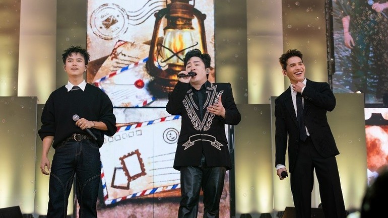 Màn kết hợp thú vị của Tùng Dương và các ca sĩ trẻ.