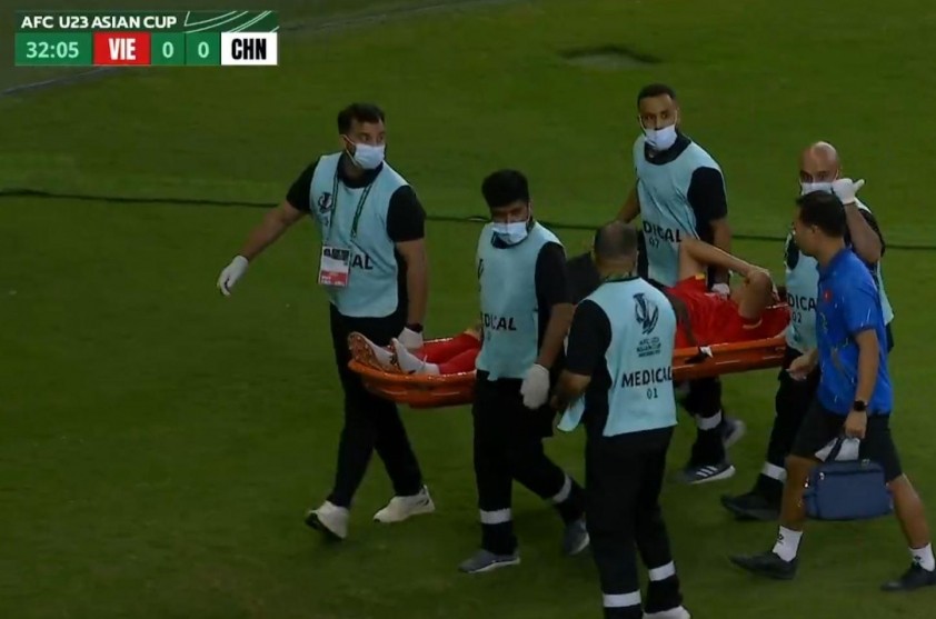 Hiểu Minh đau đớn rời sân trên cáng.