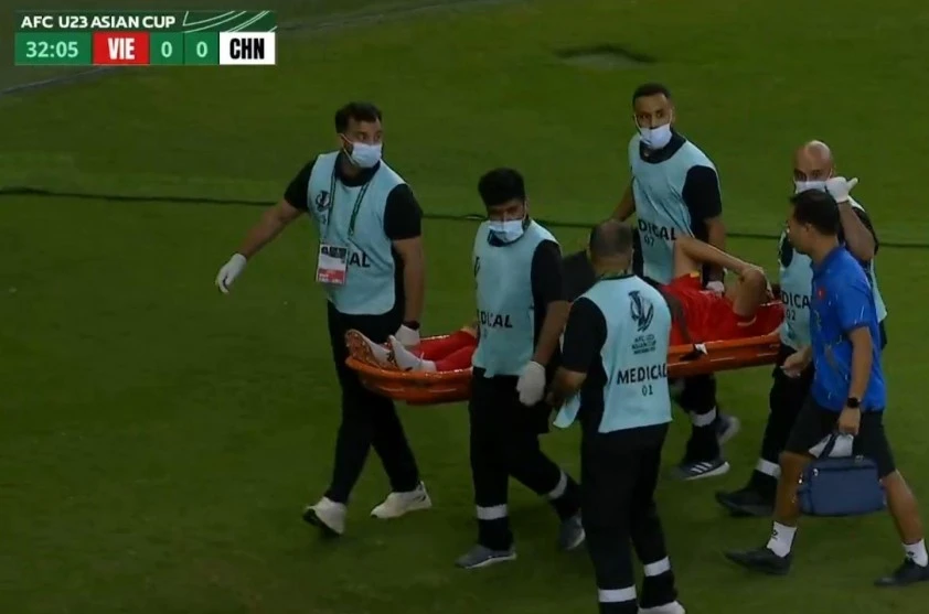 Hiểu Minh đau đớn rời sân trên cáng.