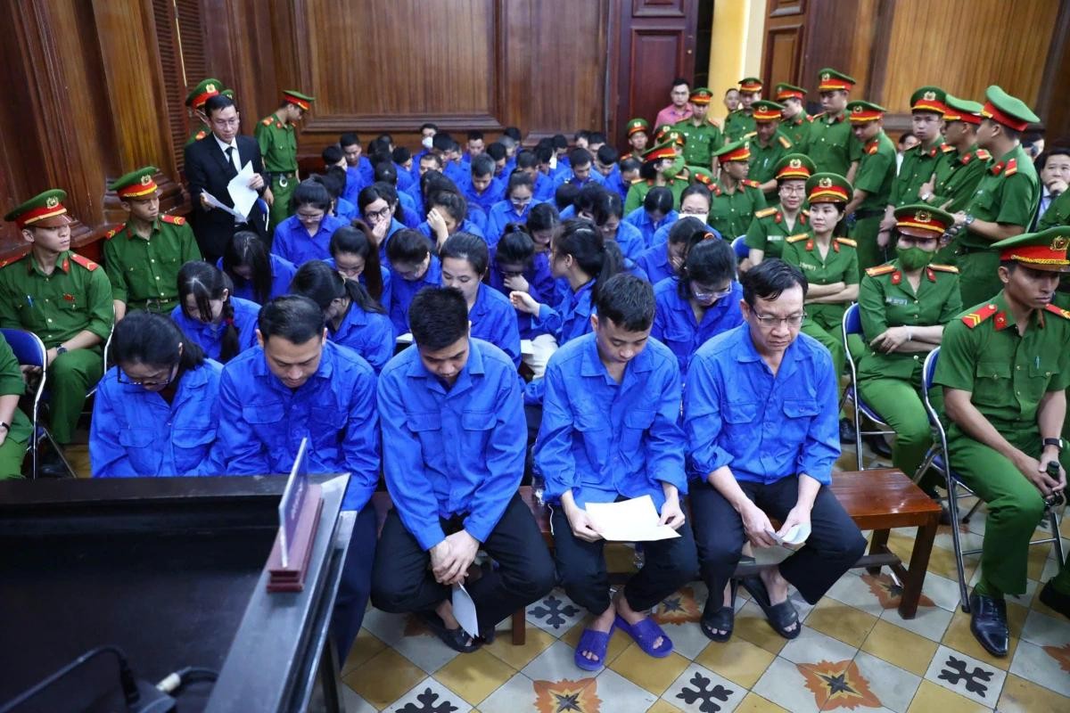 Các bị cáo (áo xanh dương) tại tòa.