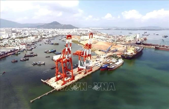 Cầu cảng bốc xếp container của cảng Quy Nhơn.