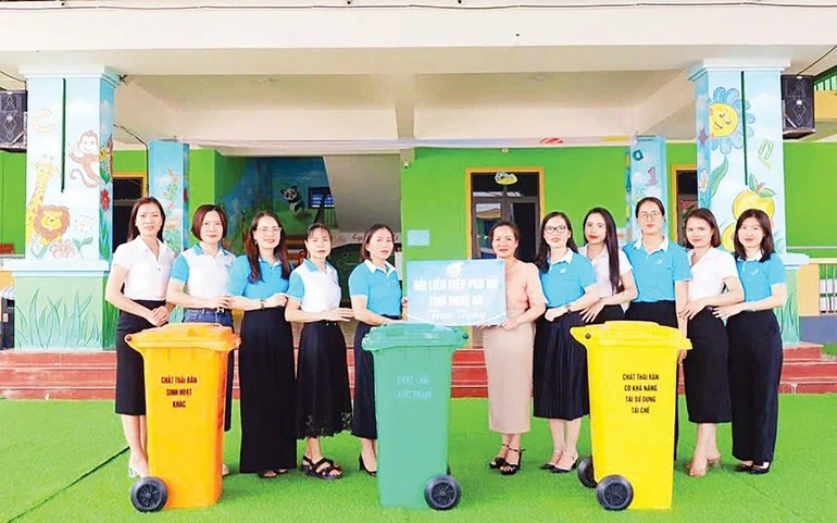 Tiêu chí “Sạch nhà, sạch bếp, sạch ngõ” luôn được các cấp Hội Phụ nữ chú trọng, triển khai. (Ảnh: MINH CHÂU)