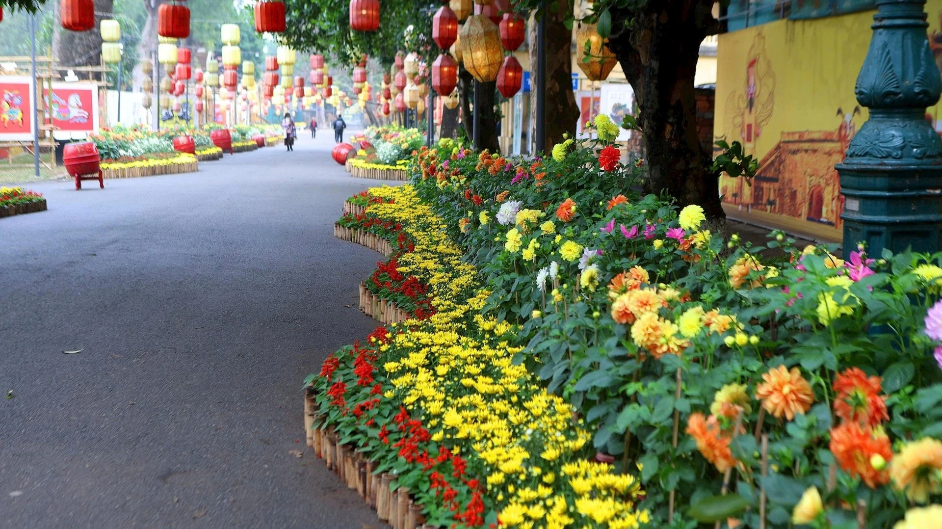 Với chủ đề “Bình Minh Khát Vọng”, đường hoa gợi mở khoảnh khắc chuyển giao năm cũ và năm mới, trở thành điểm check-in hấp dẫn.