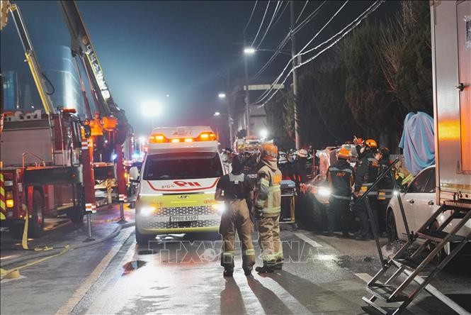 Hiện trường vụ cháy nhà máy sản xuất phụ tùng ô tô ở Daejeon, Hàn Quốc, ngày 20/3/2026. Ảnh: THX/TTXVN
