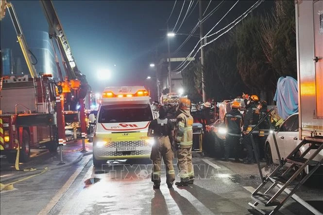 Hiện trường vụ cháy nhà máy sản xuất phụ tùng ô tô ở Daejeon, Hàn Quốc, ngày 20/3/2026. Ảnh: THX/TTXVN