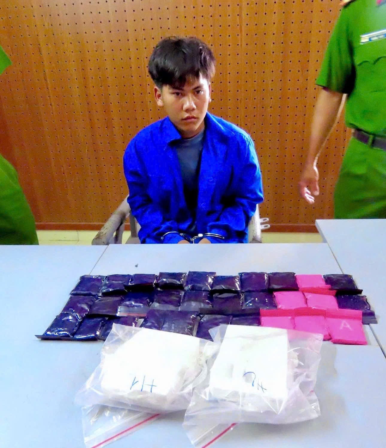 Đối tượng Vàng A Khá cùng tang vật tại cơ quan Công an.