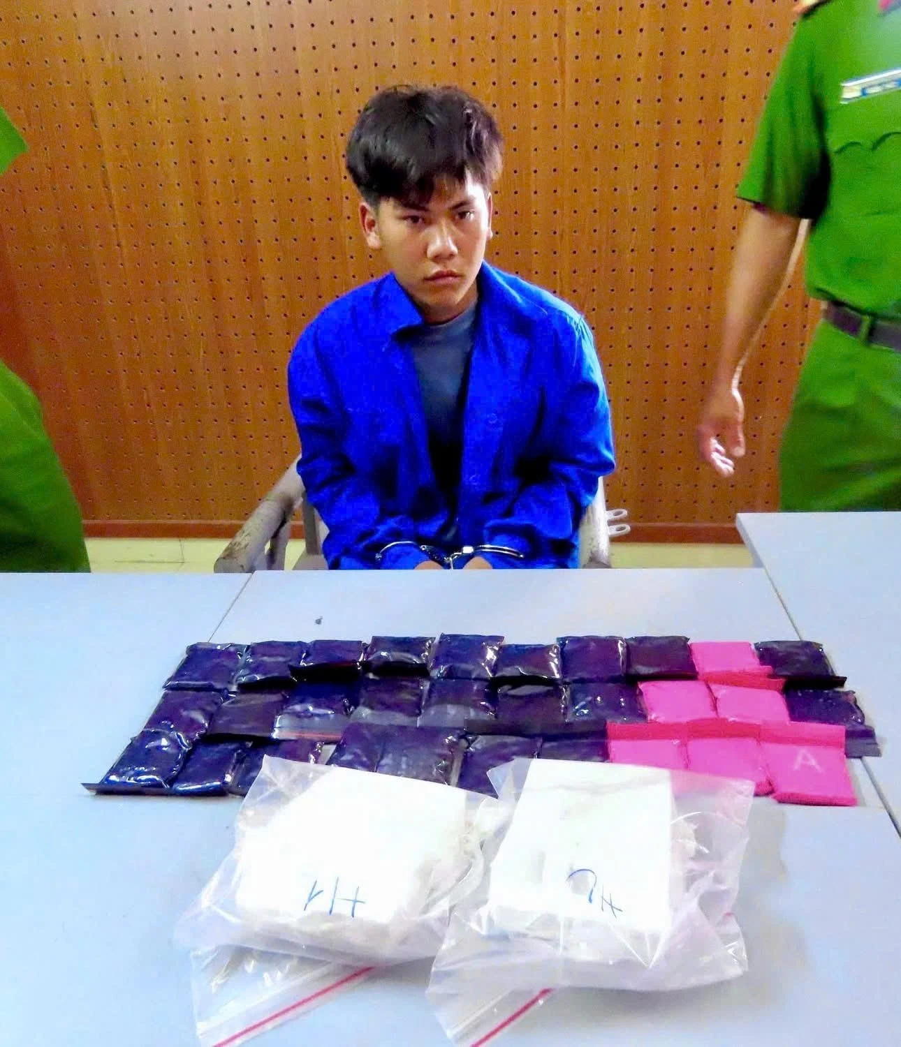 Đối tượng Vàng A Khá cùng tang vật tại cơ quan Công an.