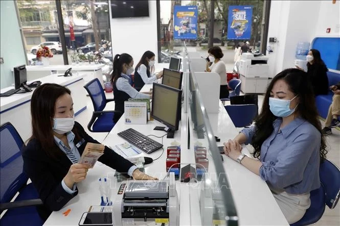 Khách hàng giao dịch tại BAOVIET Bank Hoàn Kiếm, Chi nhánh Hà Nội.