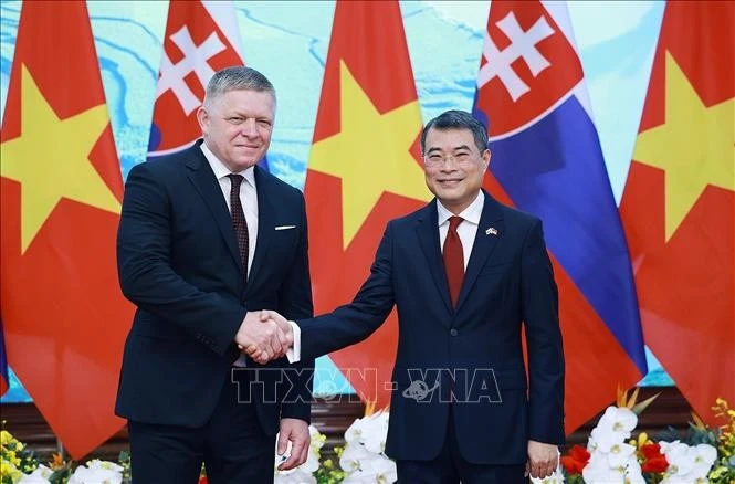 Thủ tướng Lê Minh Hưng và Thủ tướng Slovakia Robert Fico chụp ảnh chung trước hội đàm.