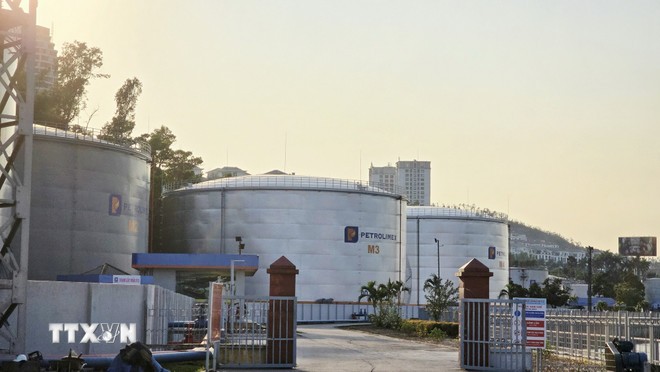 Hệ thống bể chứa xăng dầu hiện đại tại Cảng dầu B12 đảm bảo nguồn dự trữ chiến lược cho khu vực.