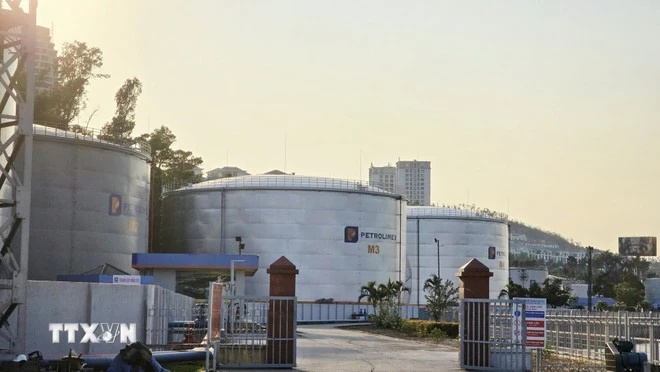 Hệ thống bể chứa xăng dầu hiện đại tại Cảng dầu B12 đảm bảo nguồn dự trữ chiến lược cho khu vực.