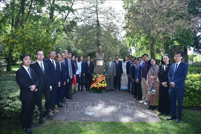 Đoàn công tác Việt Nam do Thứ trưởng Bộ Ngoại giao Ngô Lê Văn dẫn đầu tới dâng hoa tượng Chủ tịch Hồ Chí Minh tại Công viên Montreau.