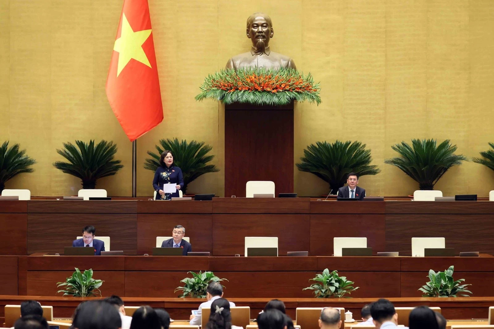 Phó Chủ tịch Quốc hội Nguyễn Thị Hồng điều hành phiên họp chiều 10/4.