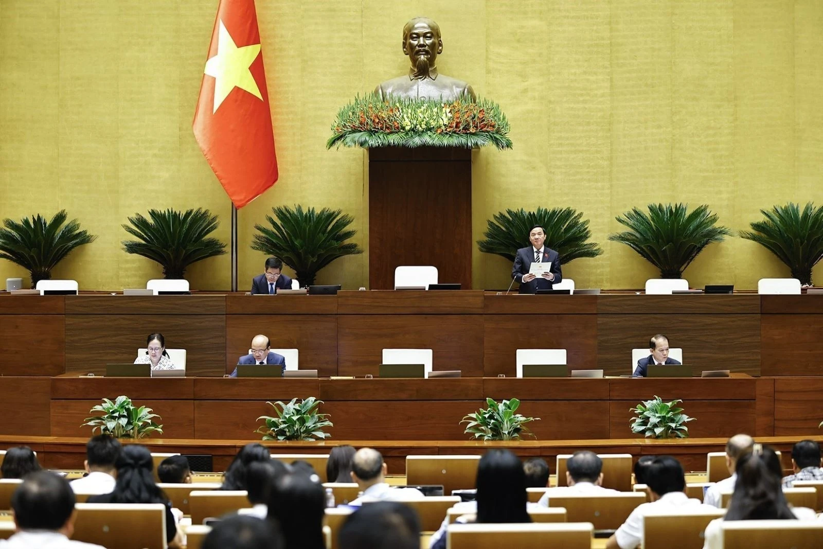 Ngày 22/4, Phó Chủ tịch Quốc hội Nguyễn Khắc Định điều hành phiên họp.