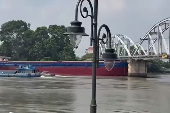 Hiện trường sà lan đâm cầu Gềnh khiến tuyến đường sắt Bắc - Nam tê liệt.