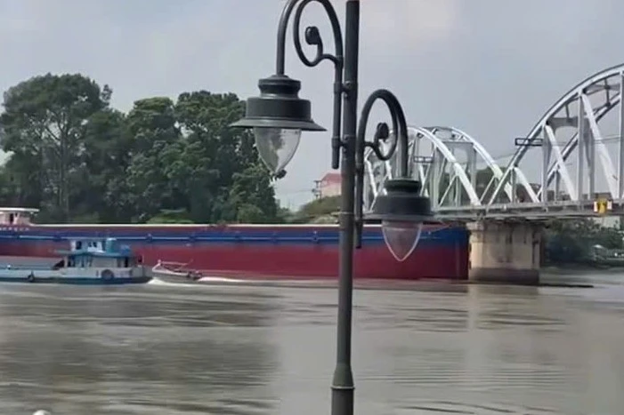 Hiện trường sà lan đâm cầu Gềnh khiến tuyến đường sắt Bắc - Nam tê liệt.