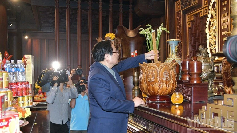 Thủ tướng Phạm Minh Chính dâng hương tưởng nhớ các Anh hùng liệt sĩ chiến trường Điện Biên Phủ.