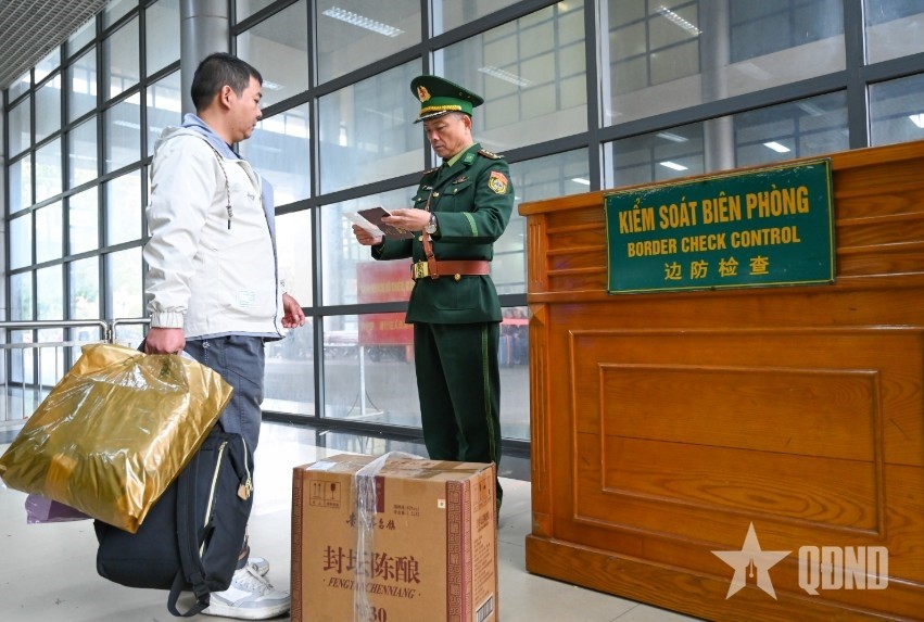 Cán bộ Đồn Biên phòng Cửa khẩu quốc tế Móng Cái (Ban chỉ huy Bộ đội Biên phòng tỉnh Quảng Ninh) kiểm soát người xuất, nhập cảnh.