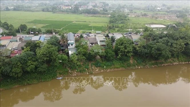Nhiều ngôi nhà tại khu Phú Hà, phường Phong Châu, tỉnh Phú Thọ bị nứt tường, sụt nền do ảnh hưởng của sạt lở, sụt lún.