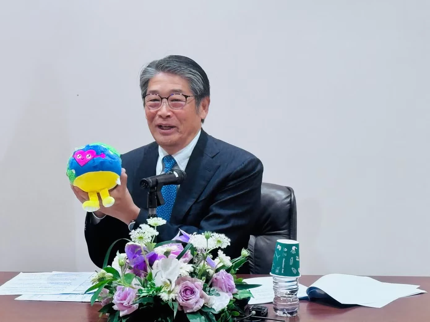 Đại sứ Nhật Bản Ito Naoki giới thiệu mascot Tunku Tunku của Triển lãm làm vườn quốc tế 2027 sẽ diễn ra tại Yokohama. Ảnh: Thu Loan