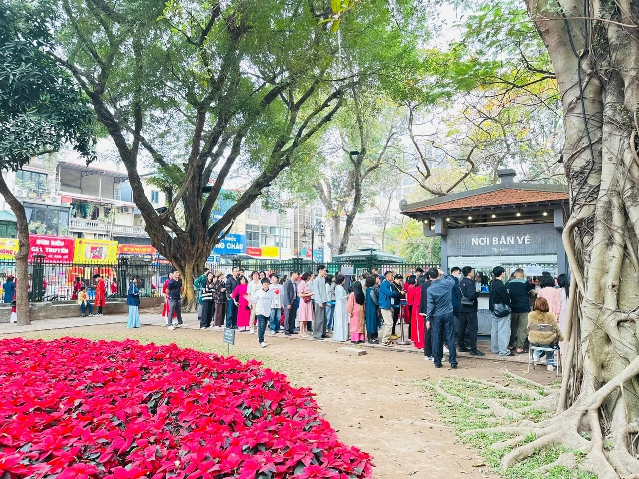 Di tích Văn Miếu - Quốc Tử Giám đông khách đến xếp hàng, tham quan từ mùng 1 Tết.