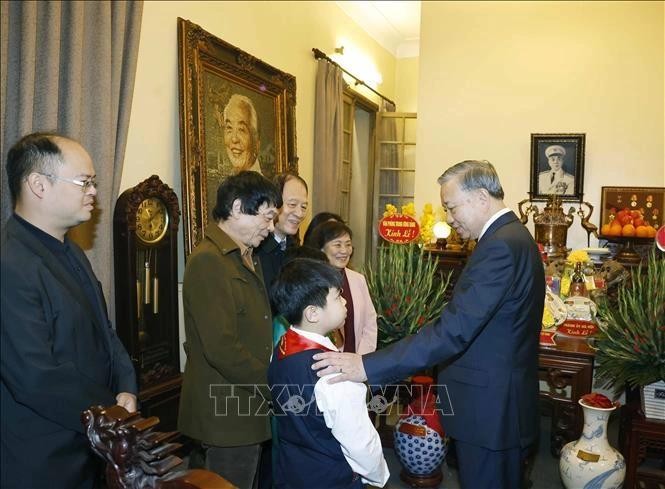 Tổng Bí thư Tô Lâm dâng hương tưởng nhớ, bày tỏ lòng biết ơn vô hạn đối với Đại tướng Võ Nguyên Giáp và thăm hỏi thân nhân Đại tướng.