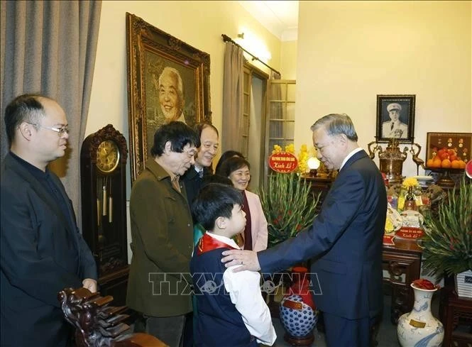 Tổng Bí thư Tô Lâm dâng hương tưởng nhớ, bày tỏ lòng biết ơn vô hạn đối với Đại tướng Võ Nguyên Giáp và thăm hỏi thân nhân Đại tướng.