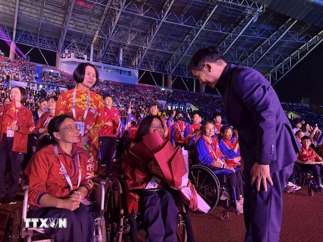 Đại sứ Phạm Việt Hùng tặng hoa chúc mừng đoàn vận động viên người khuyết tật Việt Nam.