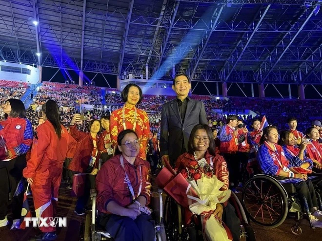Đại sứ Phạm Việt Hùng chụp ảnh lưu niệm với đoàn vận động viên người khuyết tật Việt Nam.