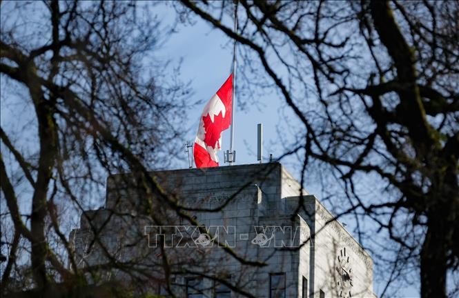 Tòa Thị chính Vancouver ở British Columbia (Canada) treo cờ rủ tưởng niệm các nạn nhân thiệt mạng trong vụ xả súng ngày 11/2/2026.