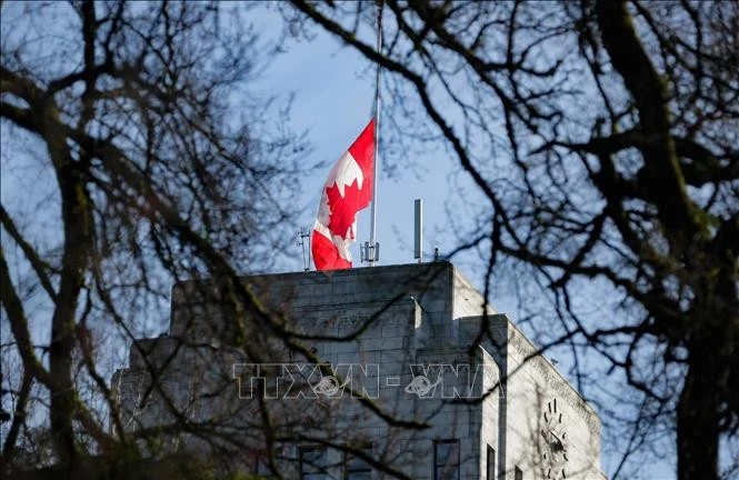Tòa Thị chính Vancouver ở British Columbia (Canada) treo cờ rủ tưởng niệm các nạn nhân thiệt mạng trong vụ xả súng ngày 11/2/2026.
