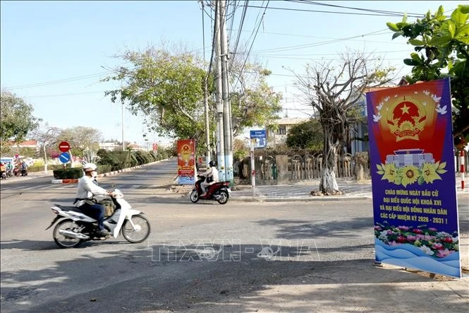 Khắp nơi tại đặc khu Phú Quý đều trang hoàng cờ, pano, áp phích tuyên truyền cho ngày bầu cử đại biểu Quốc hội khóa XVI và đại biểu HĐND các cấp.