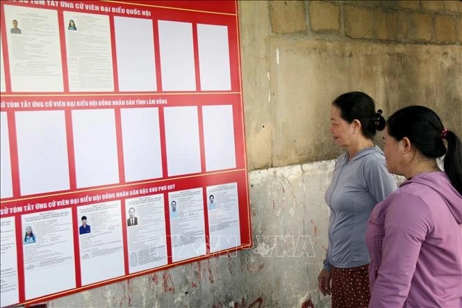 Người dân tại đặc khu Phú Quý theo dõi danh sách đại biểu ứng cử Quốc hội khóa XVI và đại biểu HĐND các cấp.