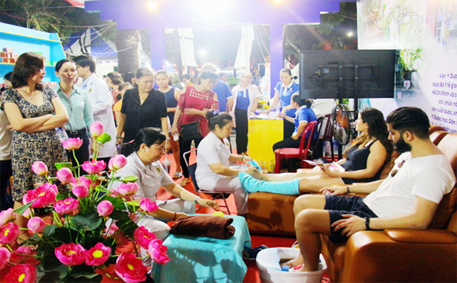 Du khách quốc tế trải nghiệm dịch vụ chăm sóc sức khỏe tại Việt Nam.