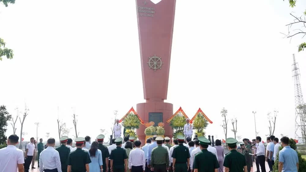 Các đại biểu dâng hoa, dâng hương tưởng niệm tại Khu di tích lịch sử quốc gia đặc biệt Bến phà Gianh, tỉnh Quảng Trị.